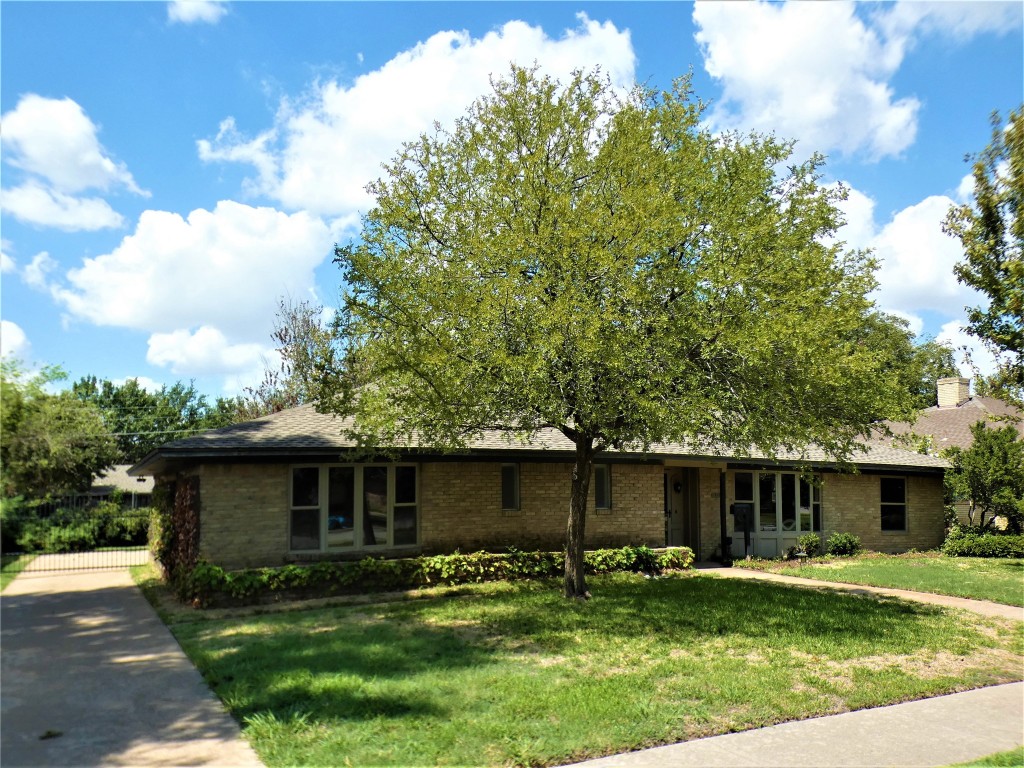 1409 Glenbrook Drive Irving TX 75061