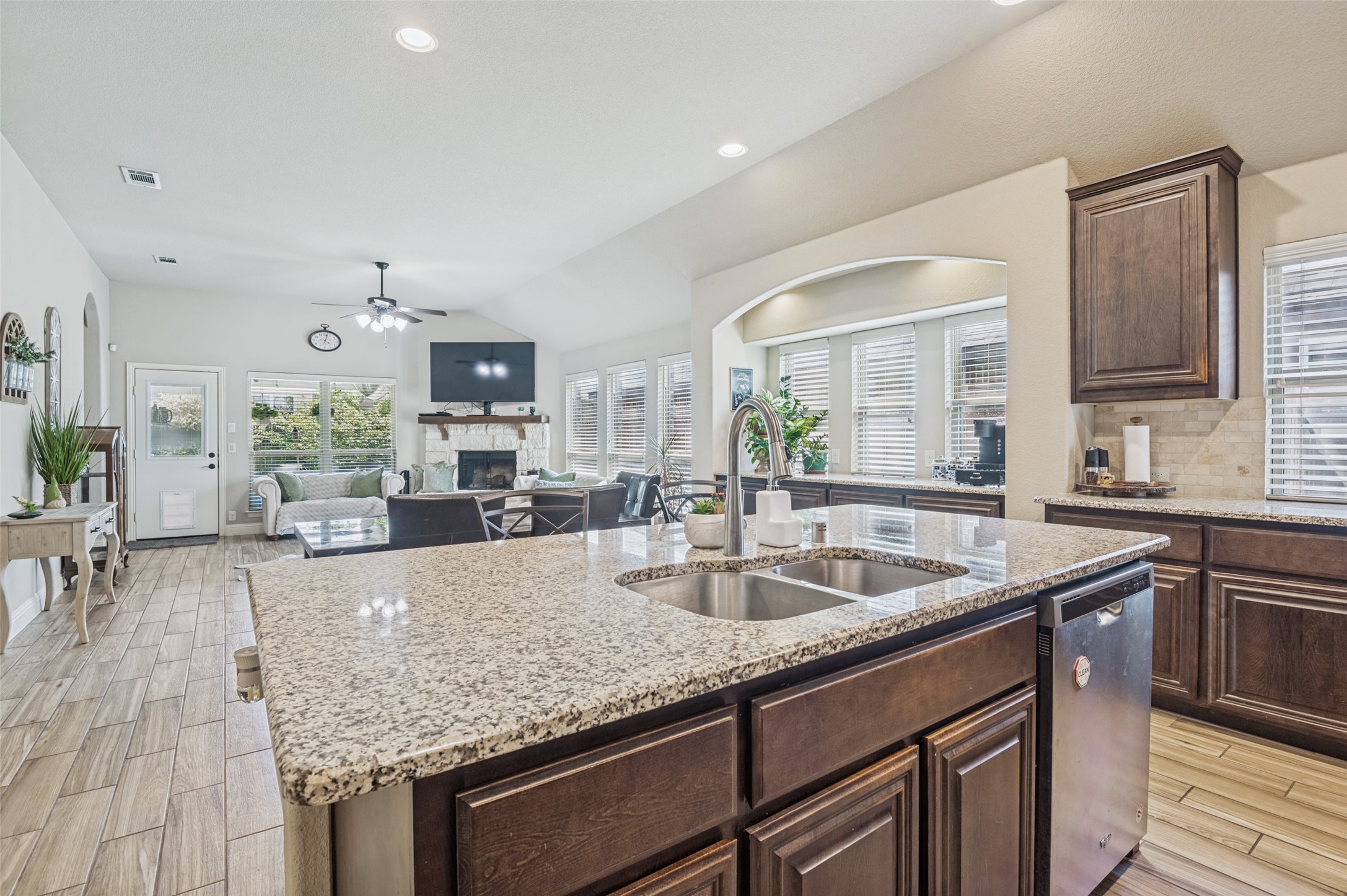 516 Lakeview Drive Alvarado TX 76009