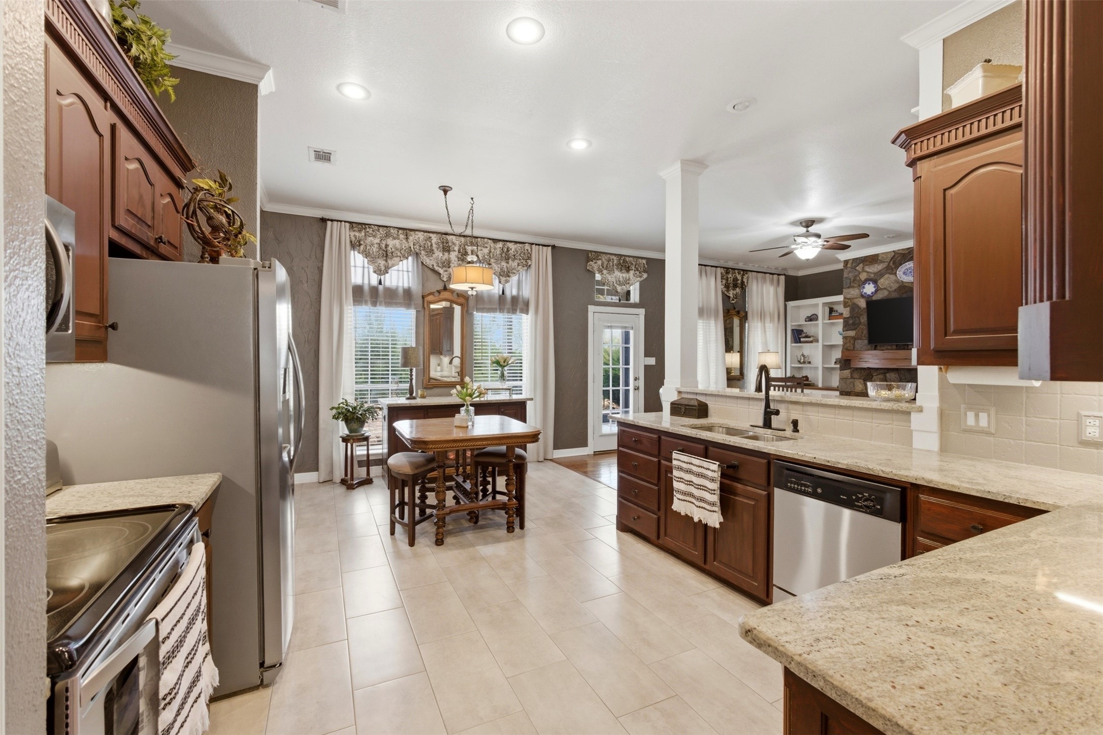 906 Valley View Avenue Red Oak TX 75154