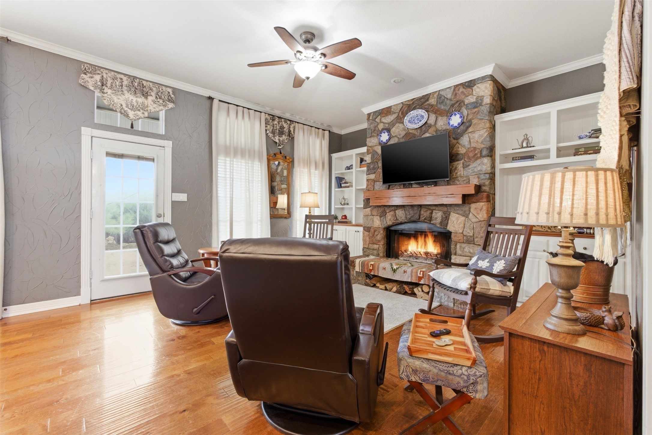 906 Valley View Avenue Red Oak TX 75154