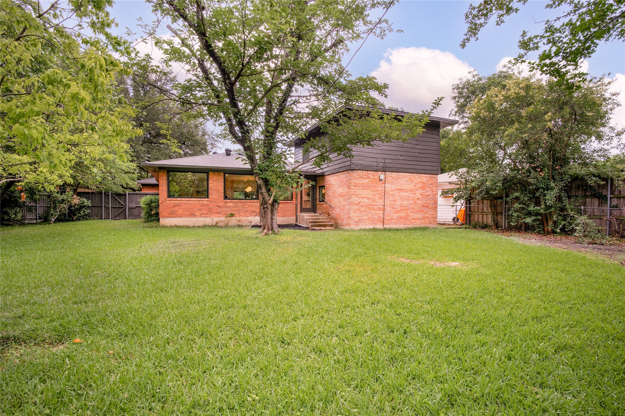 1618 Loree Dallas TX 75228