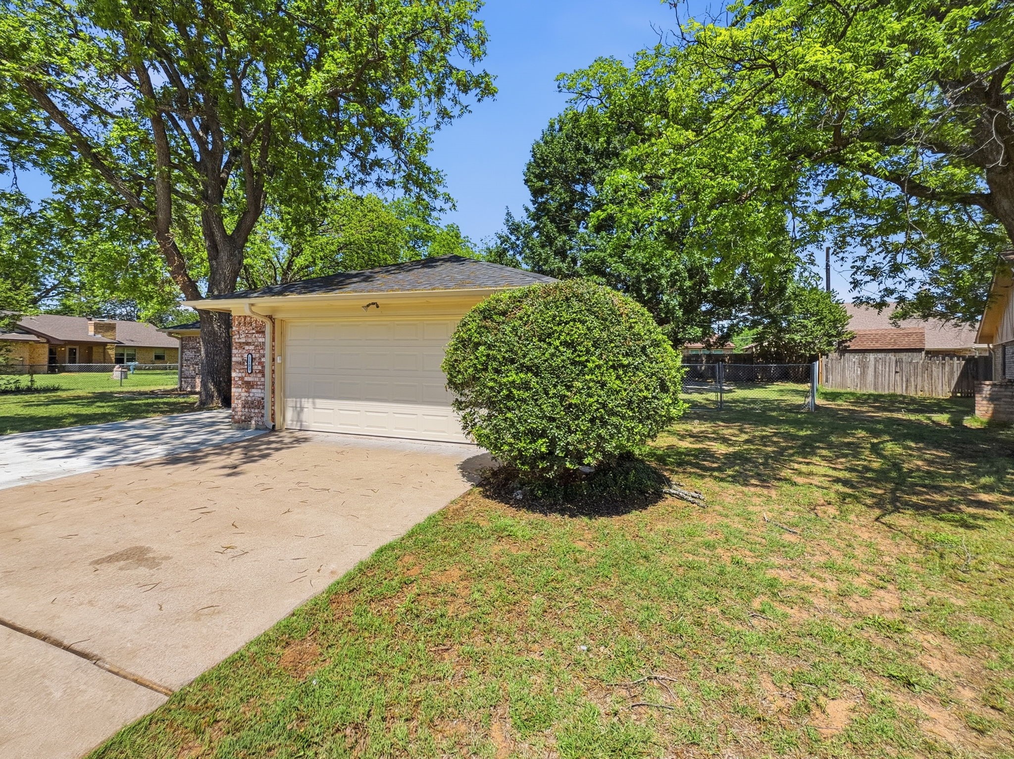 1103 Holiday Court Granbury TX 76048