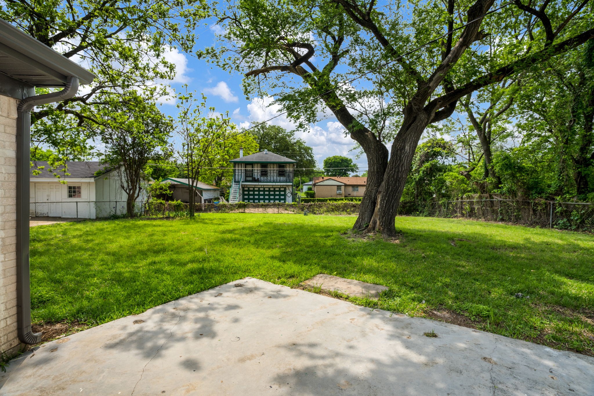 3814 Golden Hills Drive Dallas TX 75241
