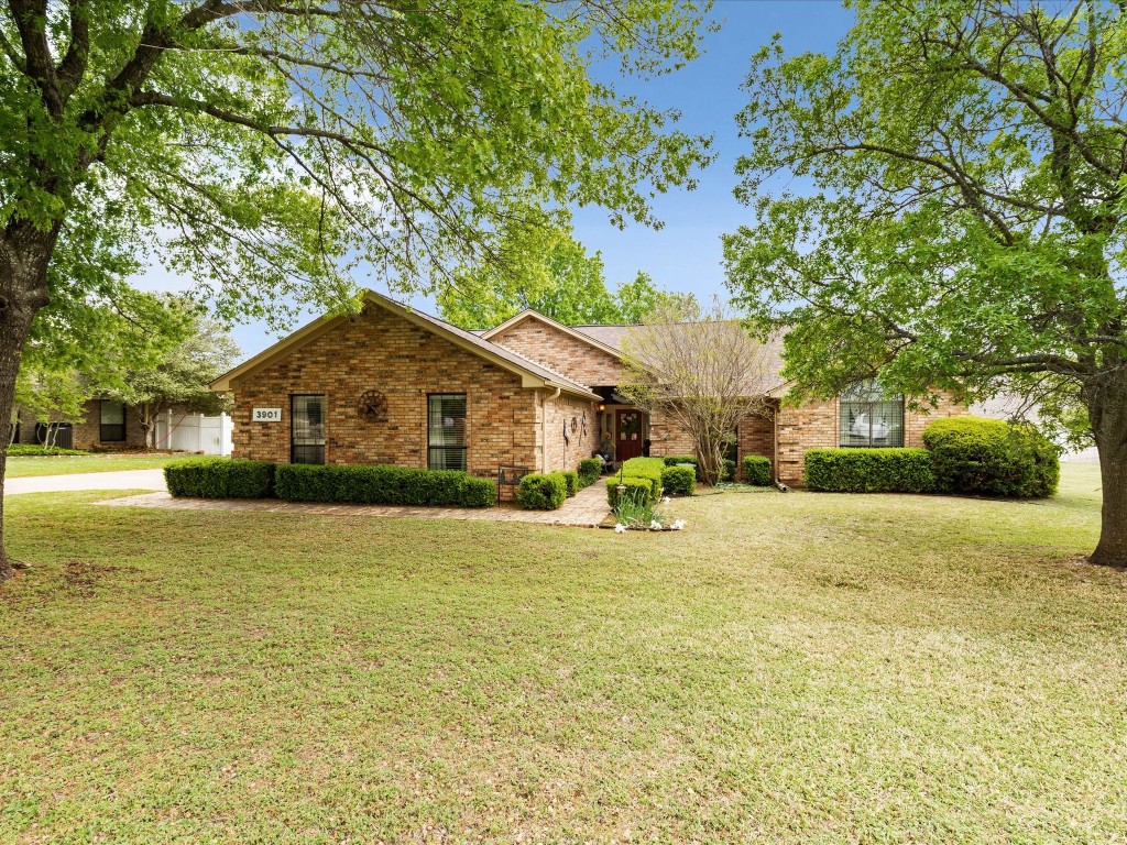 3901 Buena Vista Circle Granbury TX 76049