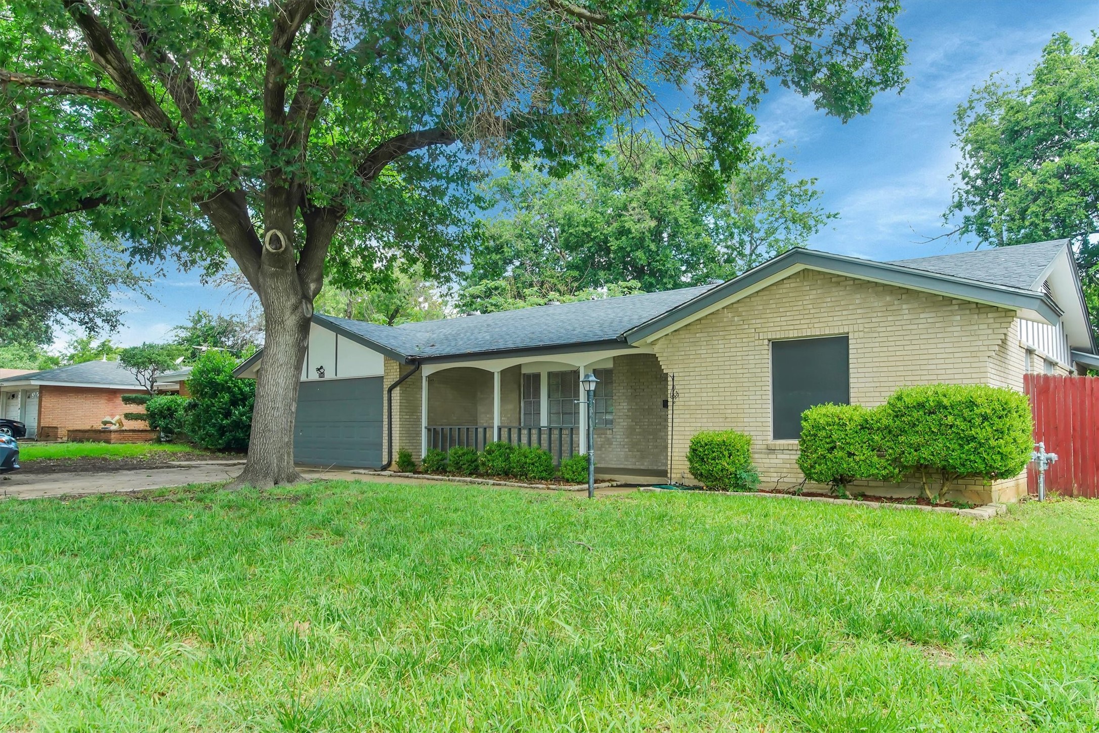 2007 E Park Row Drive Arlington TX 76010