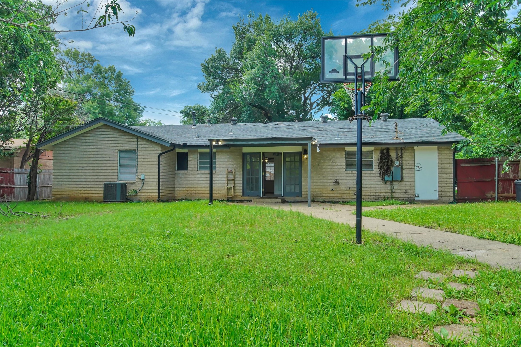 2007 E Park Row Drive Arlington TX 76010