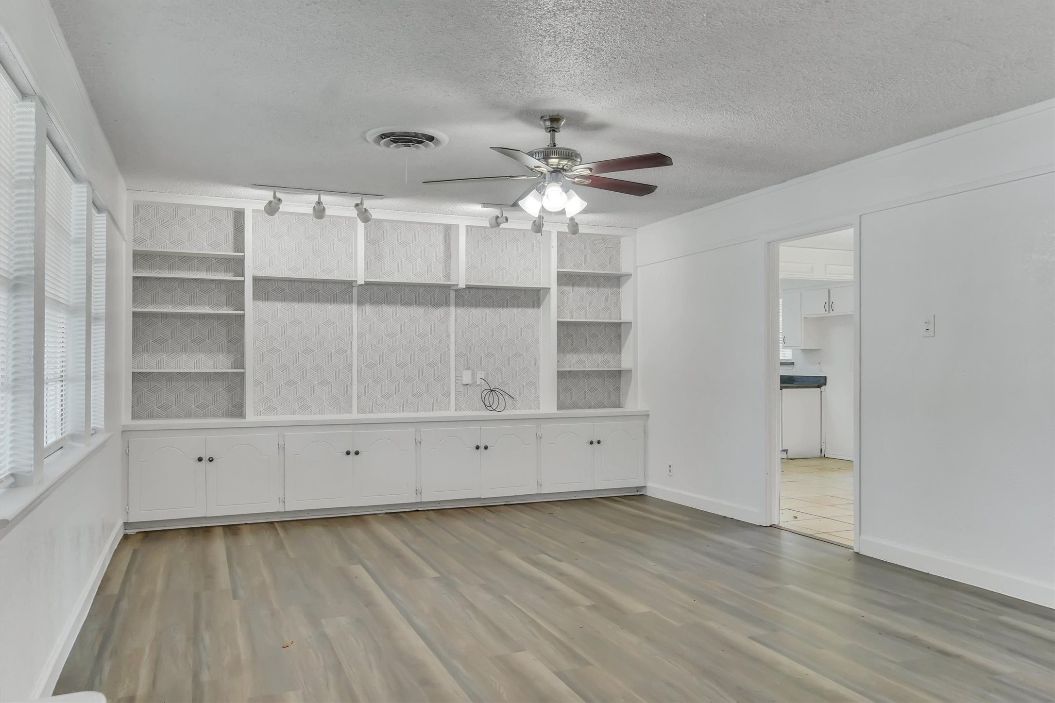 2007 E Park Row Drive Arlington TX 76010