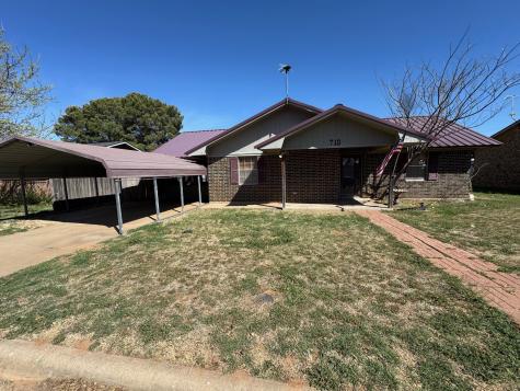 710 Charles Street Seymour TX 76380