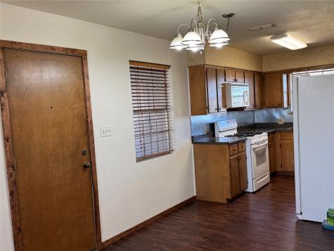 710 Charles Street Seymour TX 76380