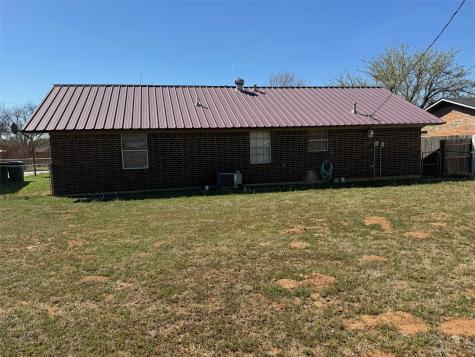 710 Charles Street Seymour TX 76380