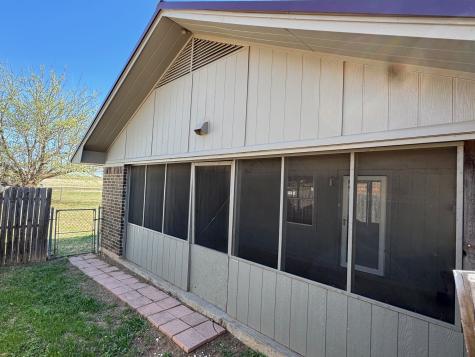 710 Charles Street Seymour TX 76380