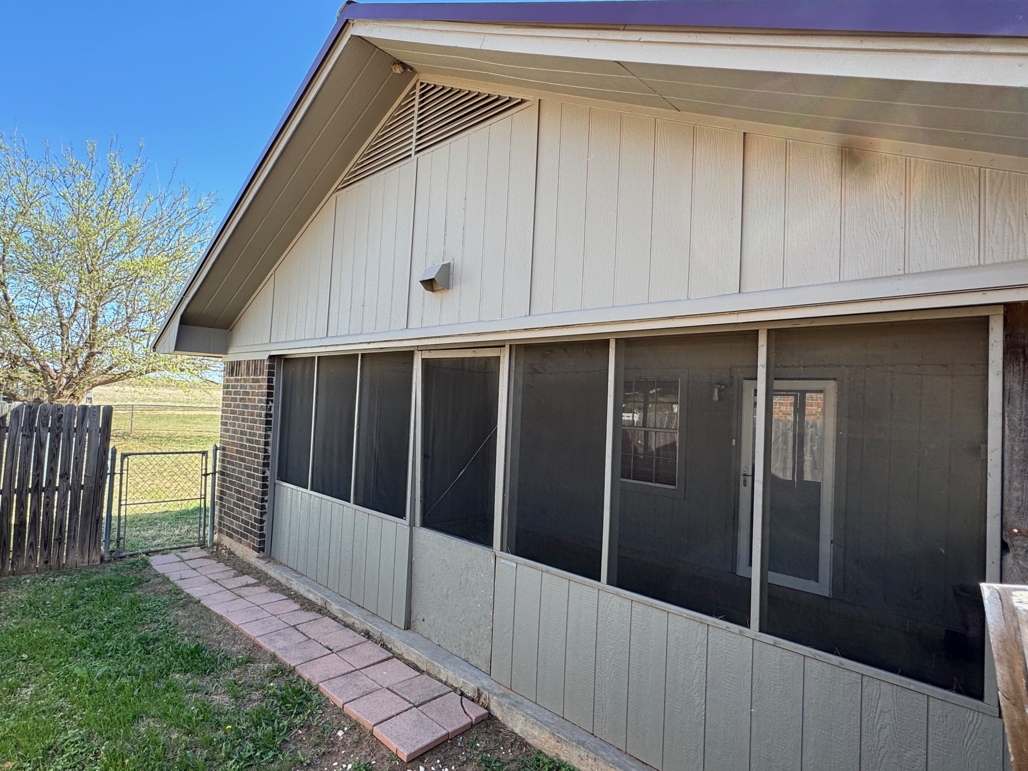 710 Charles Street Seymour TX 76380