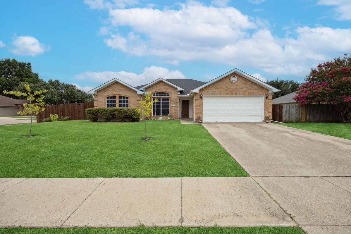 1611 Summertree Lane Grand Prairie TX 75052