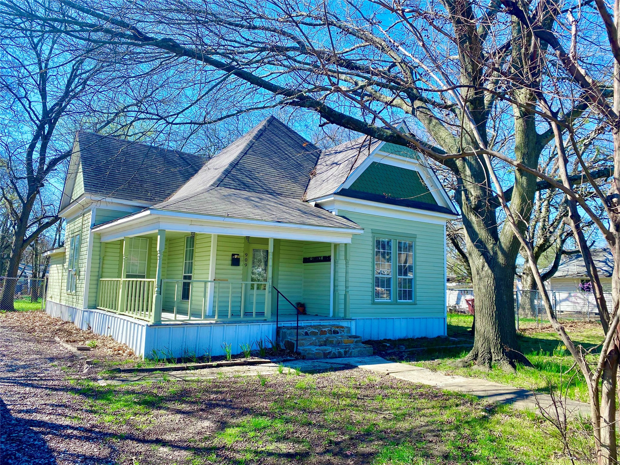 909 W 10th Street Bonham TX 75418