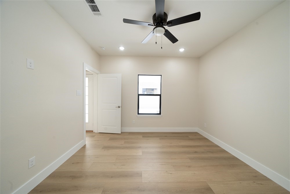 643 Rayenell Avenue Dallas TX 75217