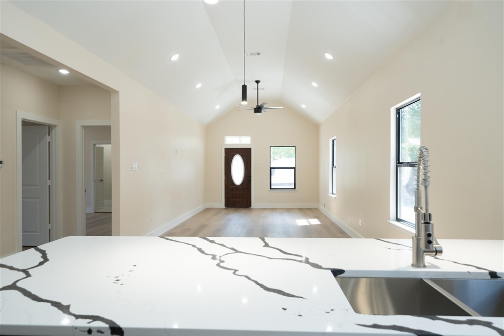 643 Rayenell Avenue Dallas TX 75217