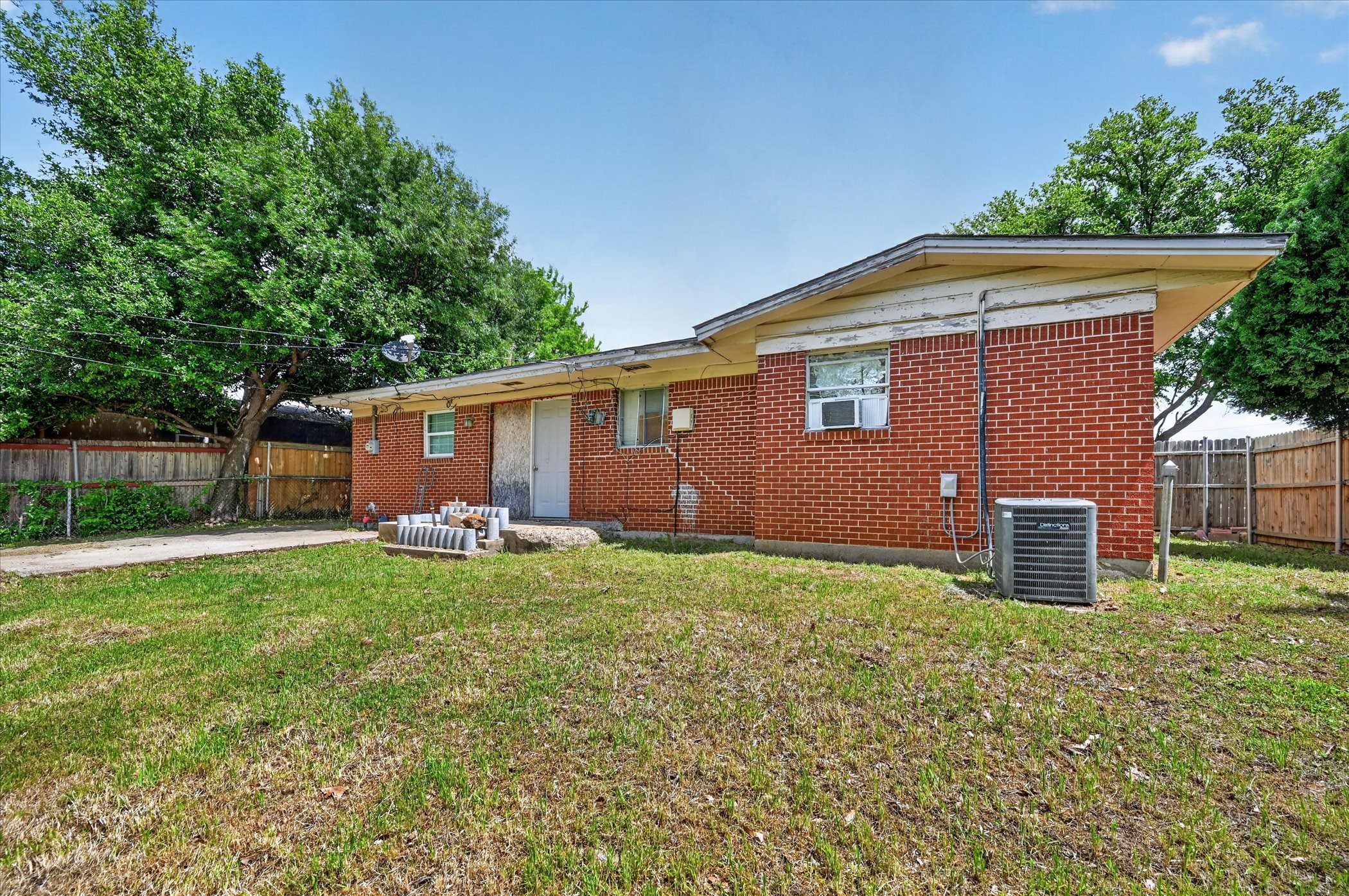 1403 Beacon Hill Drive Irving TX 75061
