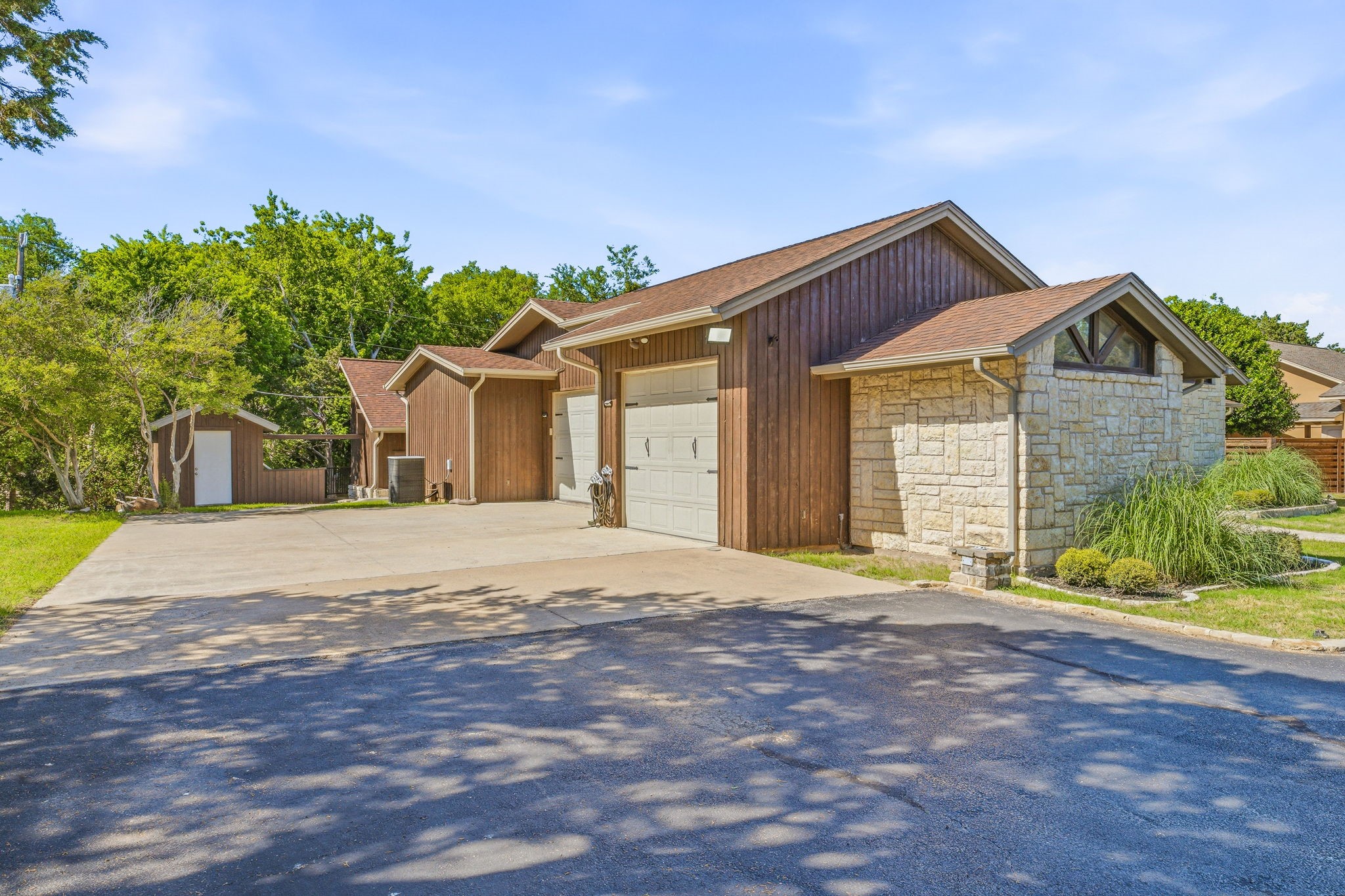624 Williamsburg Court Granbury TX 76048