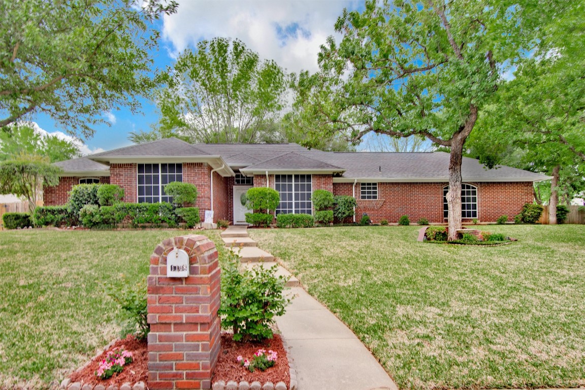 1108 Glen Oak Drive Burleson TX 76028