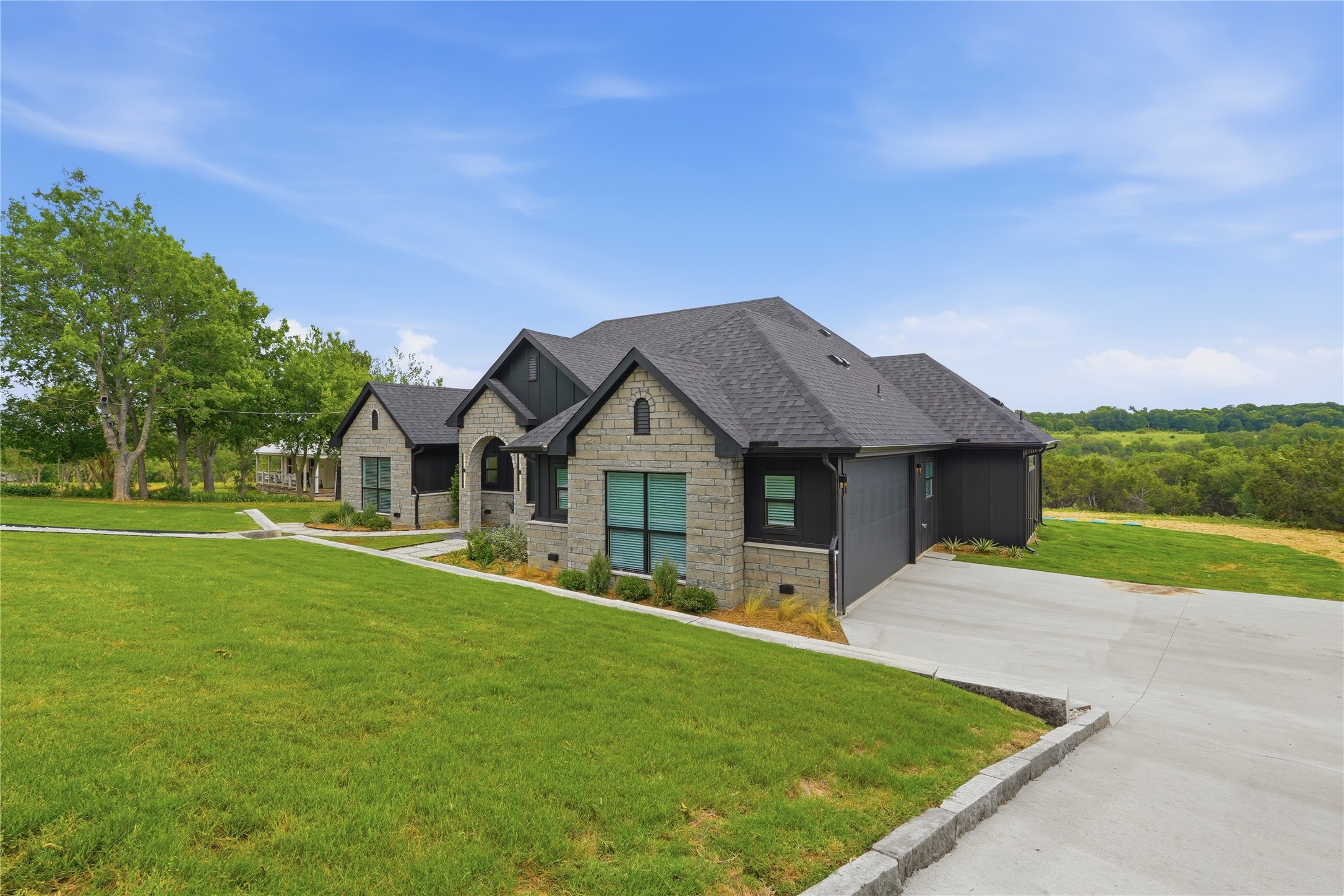 208 N Mountain Ridge Cresson TX 76035