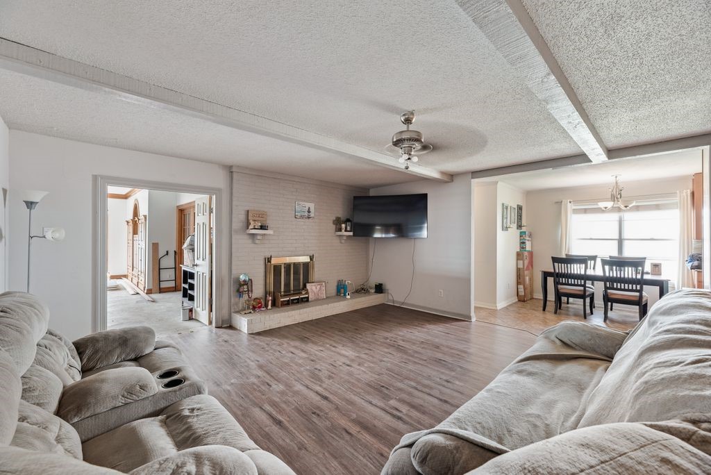 518 Colonial Drive Garland TX 75043
