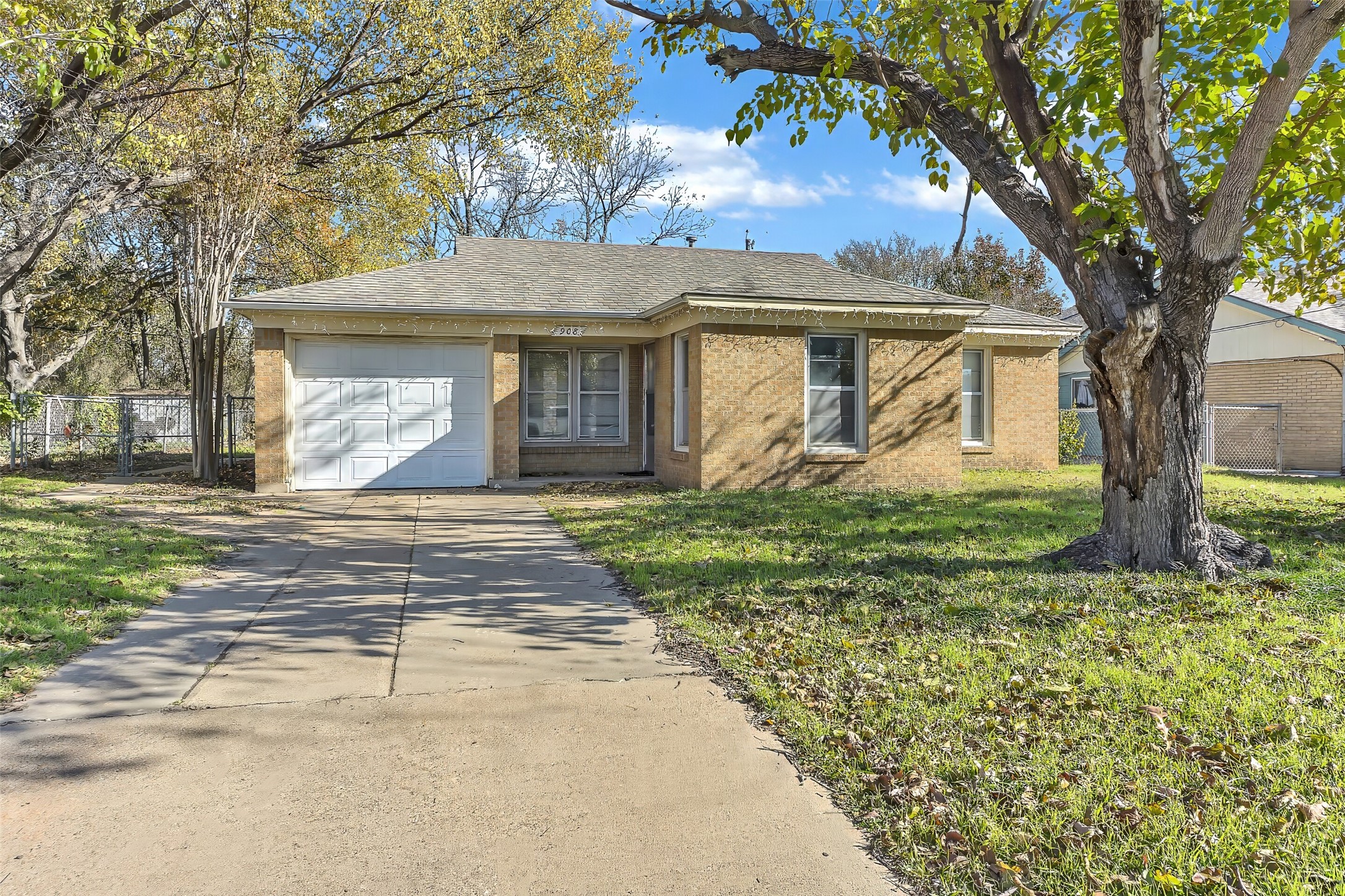 908 Yale Street River Oaks TX 76114