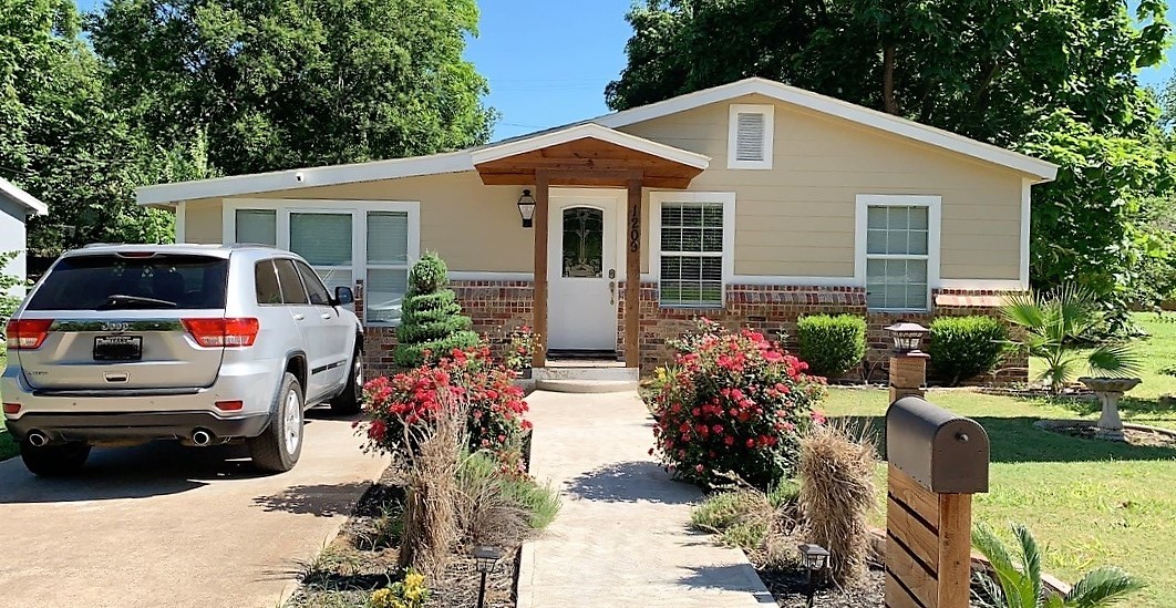 1209 W Crawford Street Denison TX 75020