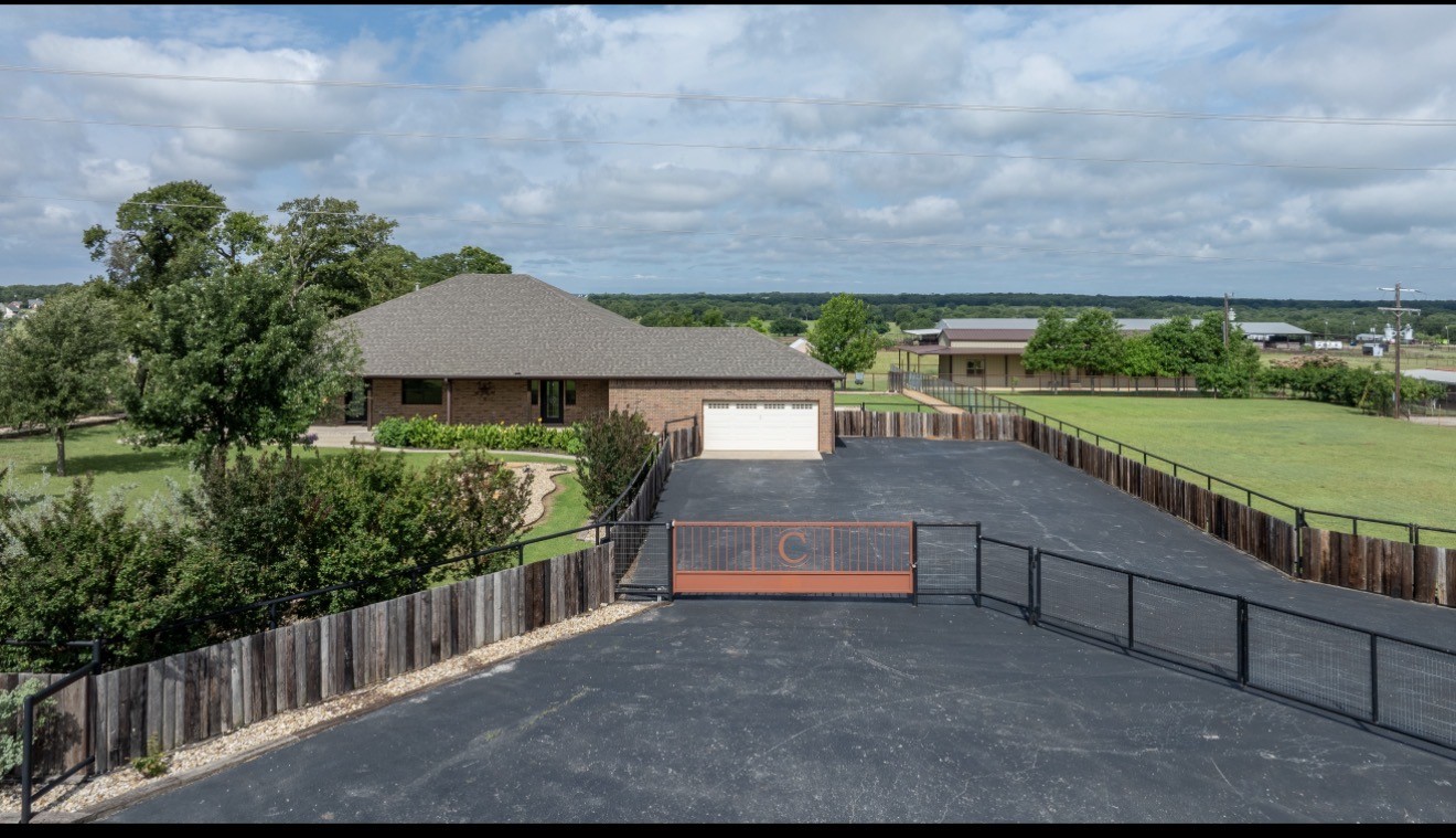 904 County Road 3341 Paradise TX 76073
