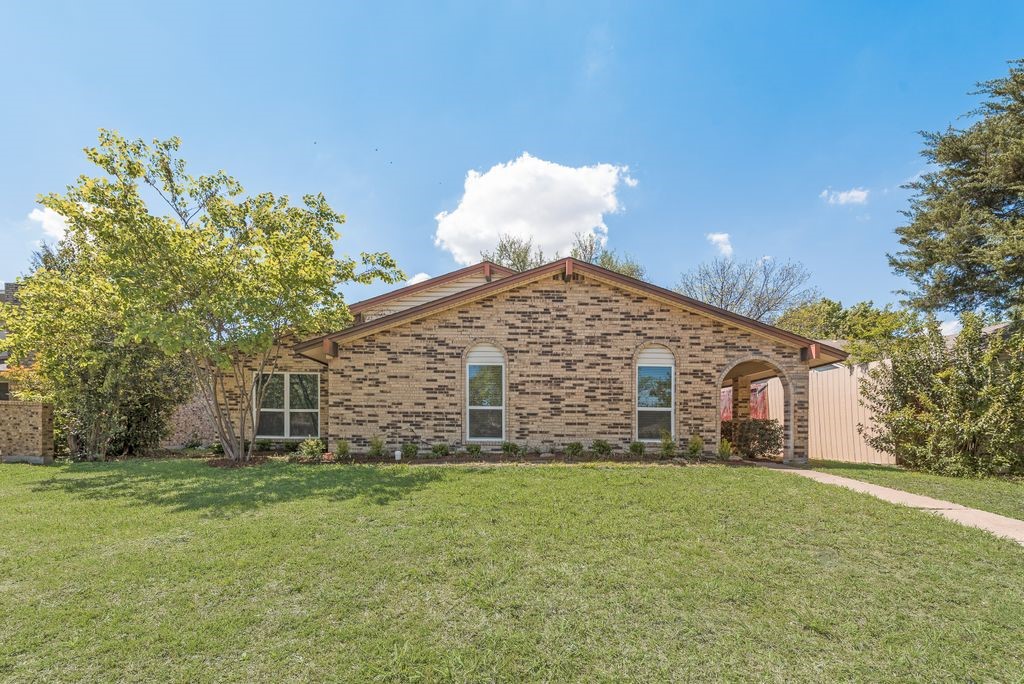 1309 Meandering Way Garland TX 75040