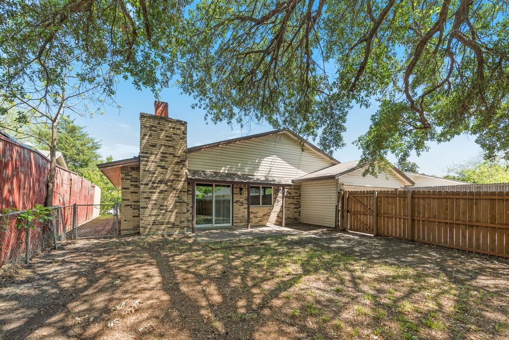 1309 Meandering Way Garland TX 75040