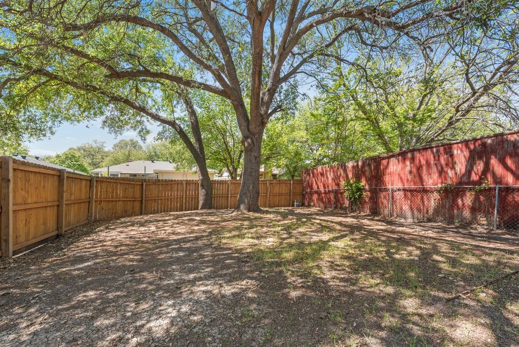 1309 Meandering Way Garland TX 75040