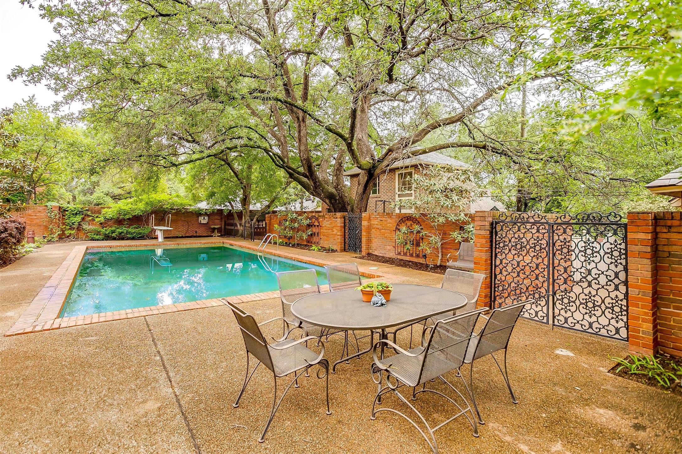 2424 Medford Court W Fort Worth TX 76109