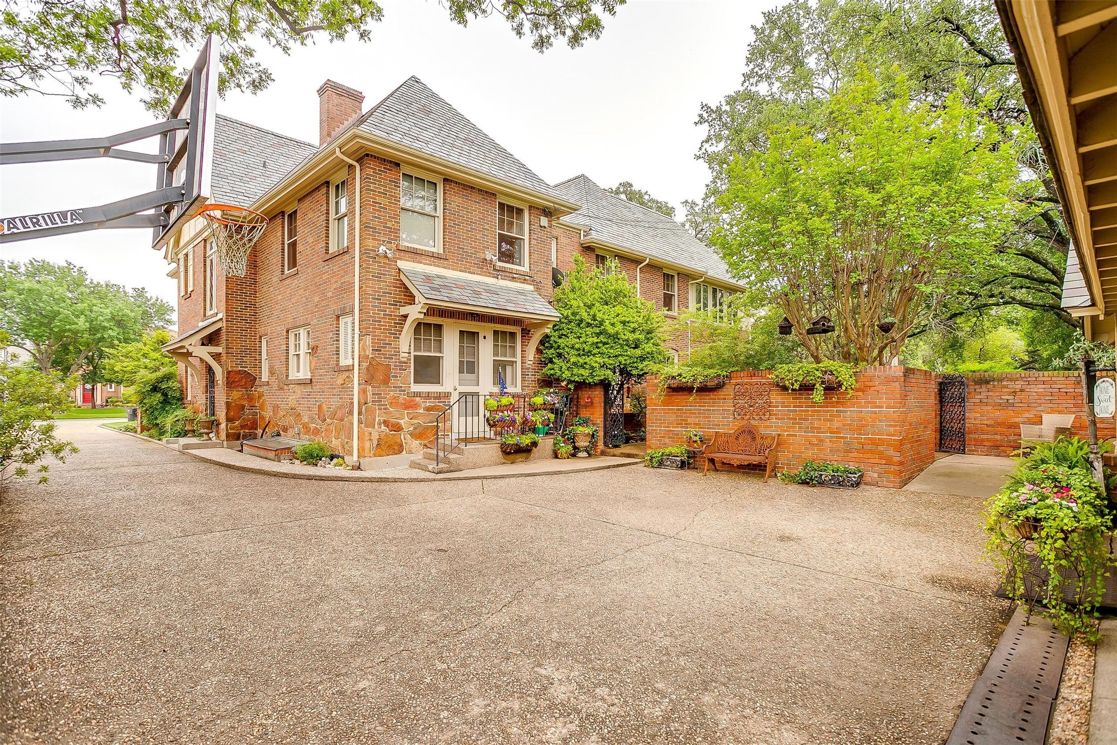 2424 Medford Court W Fort Worth TX 76109