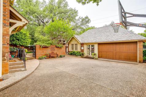 2424 Medford Court W Fort Worth TX 76109