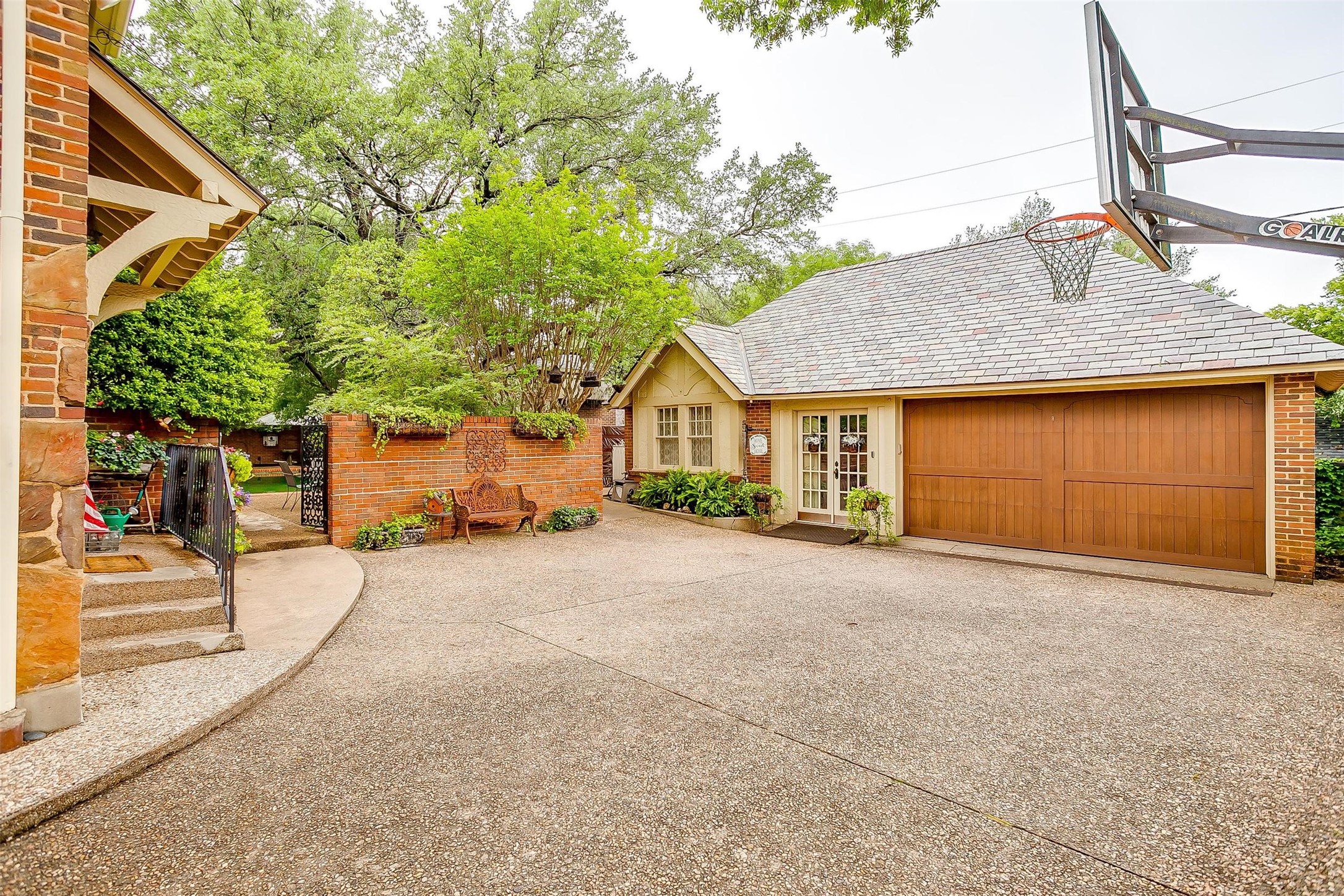 2424 Medford Court W Fort Worth TX 76109