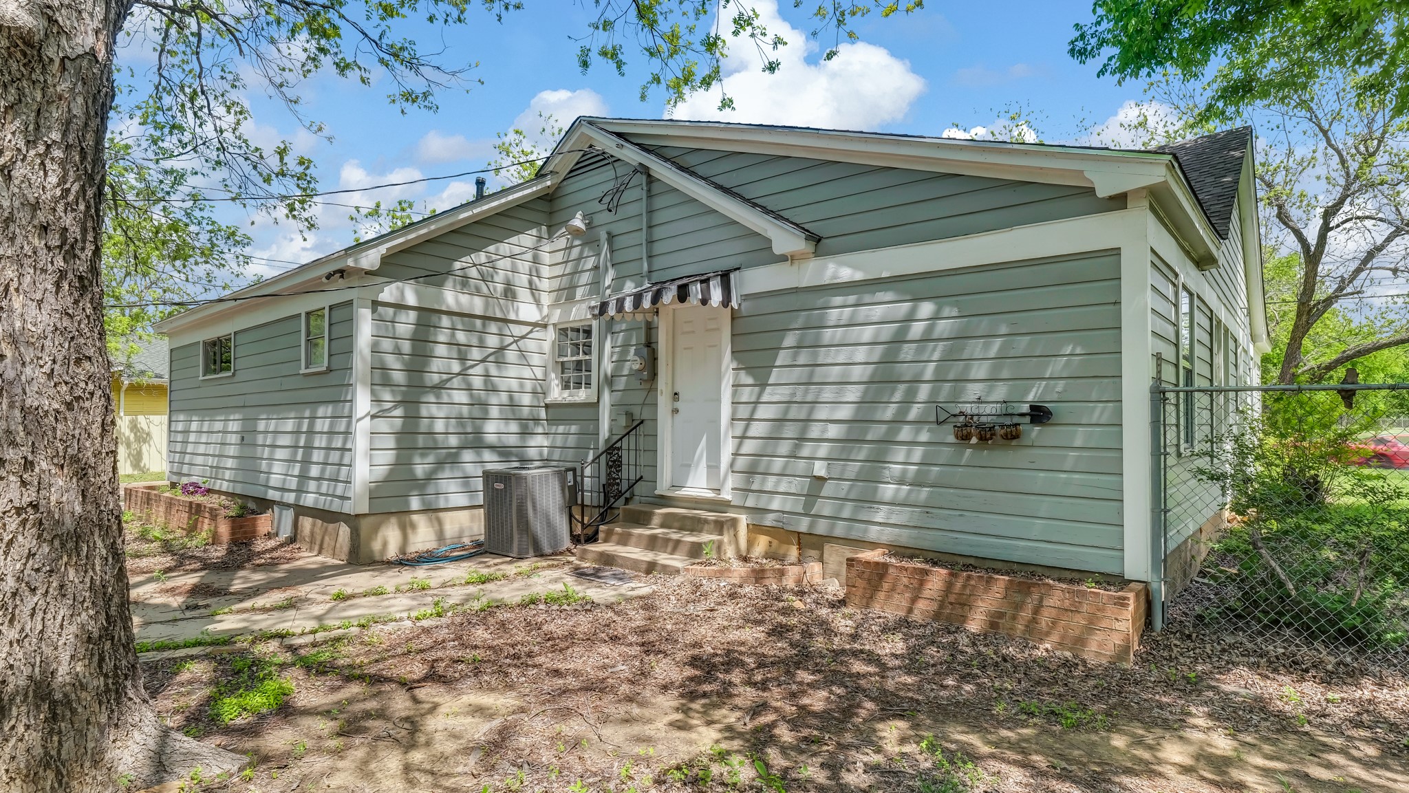 1715 N Oak Avenue Mineral Wells TX 76067