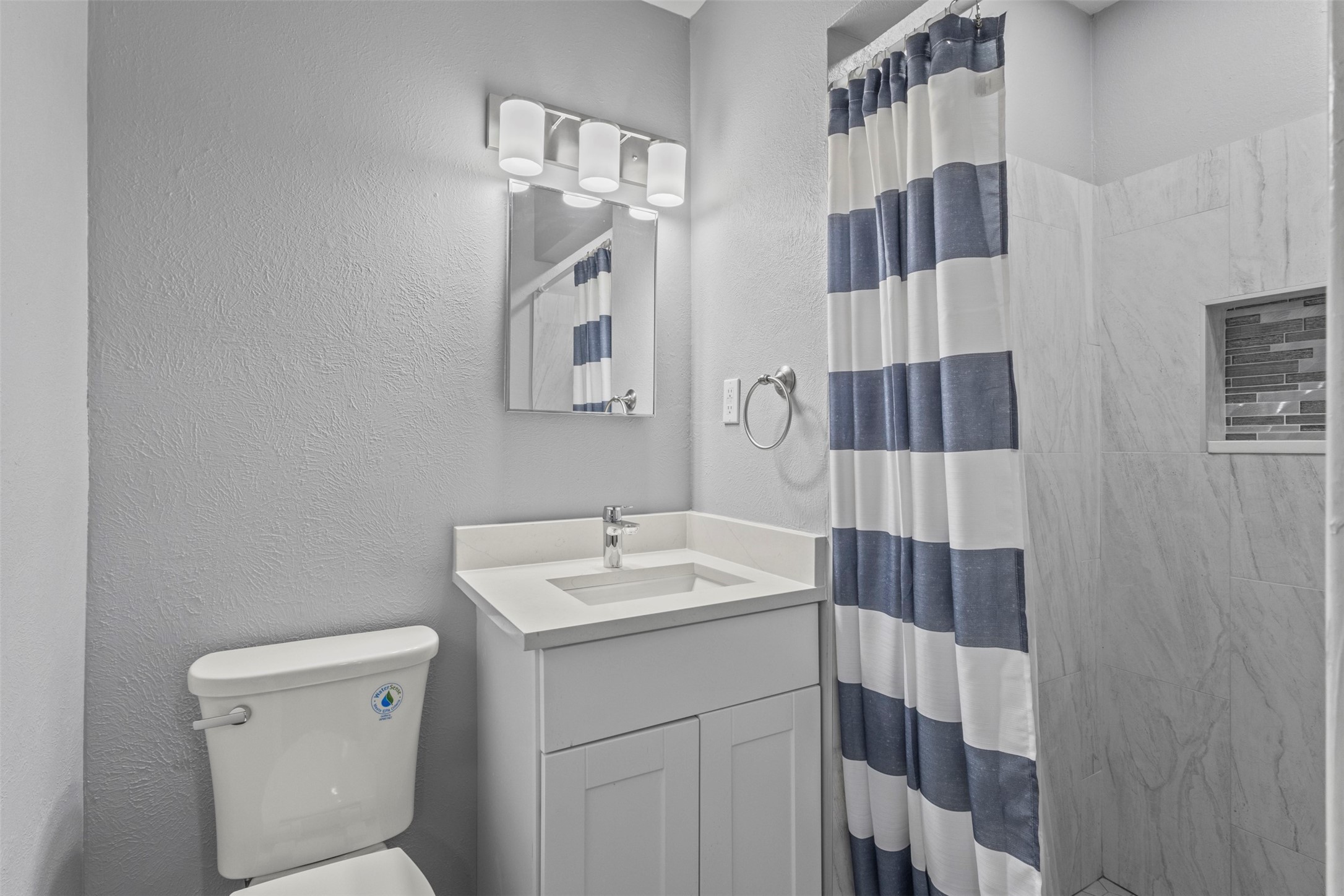 1021 Blue Lake Fort Worth TX 76103