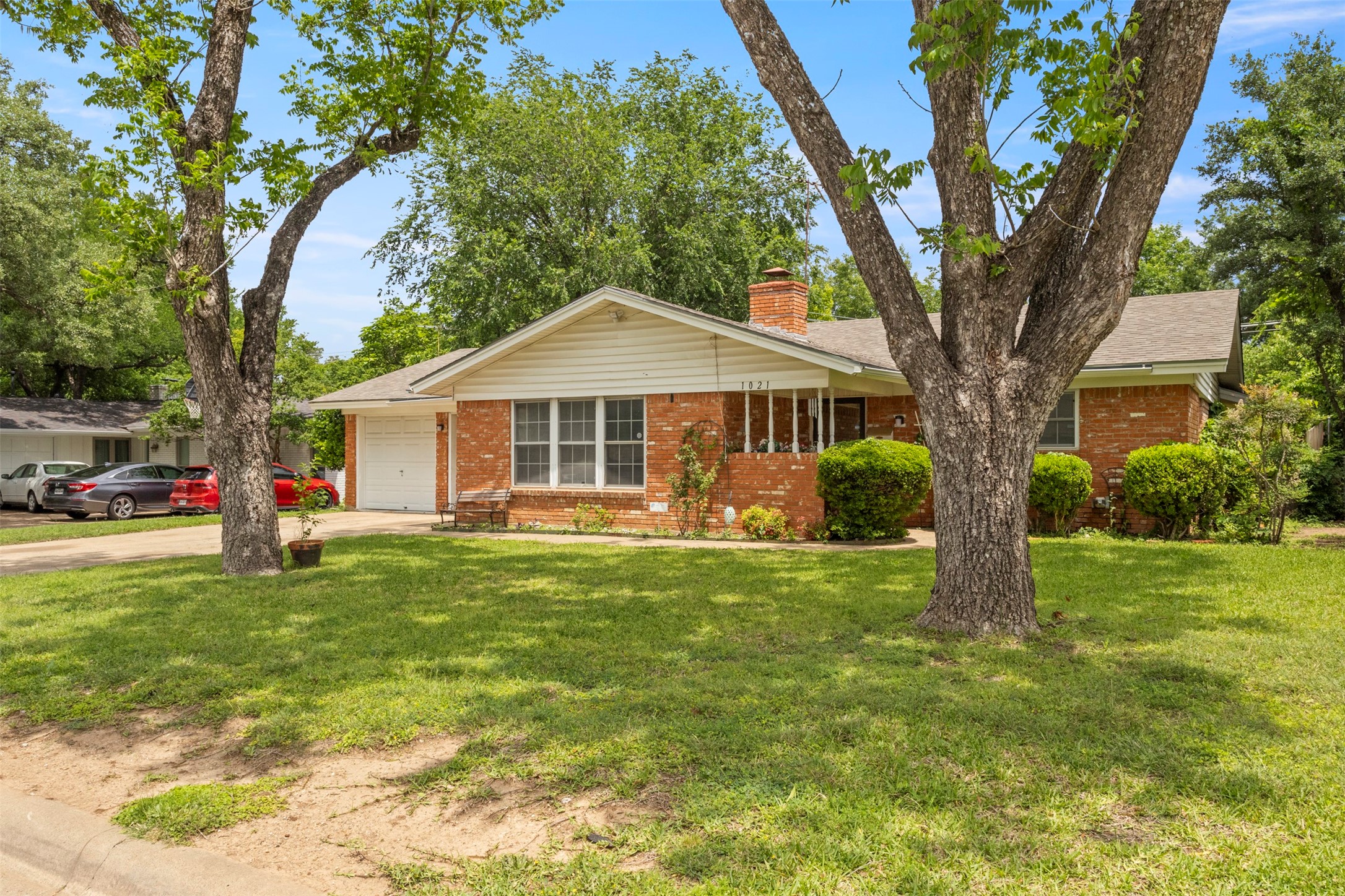 1021 Blue Lake Fort Worth TX 76103