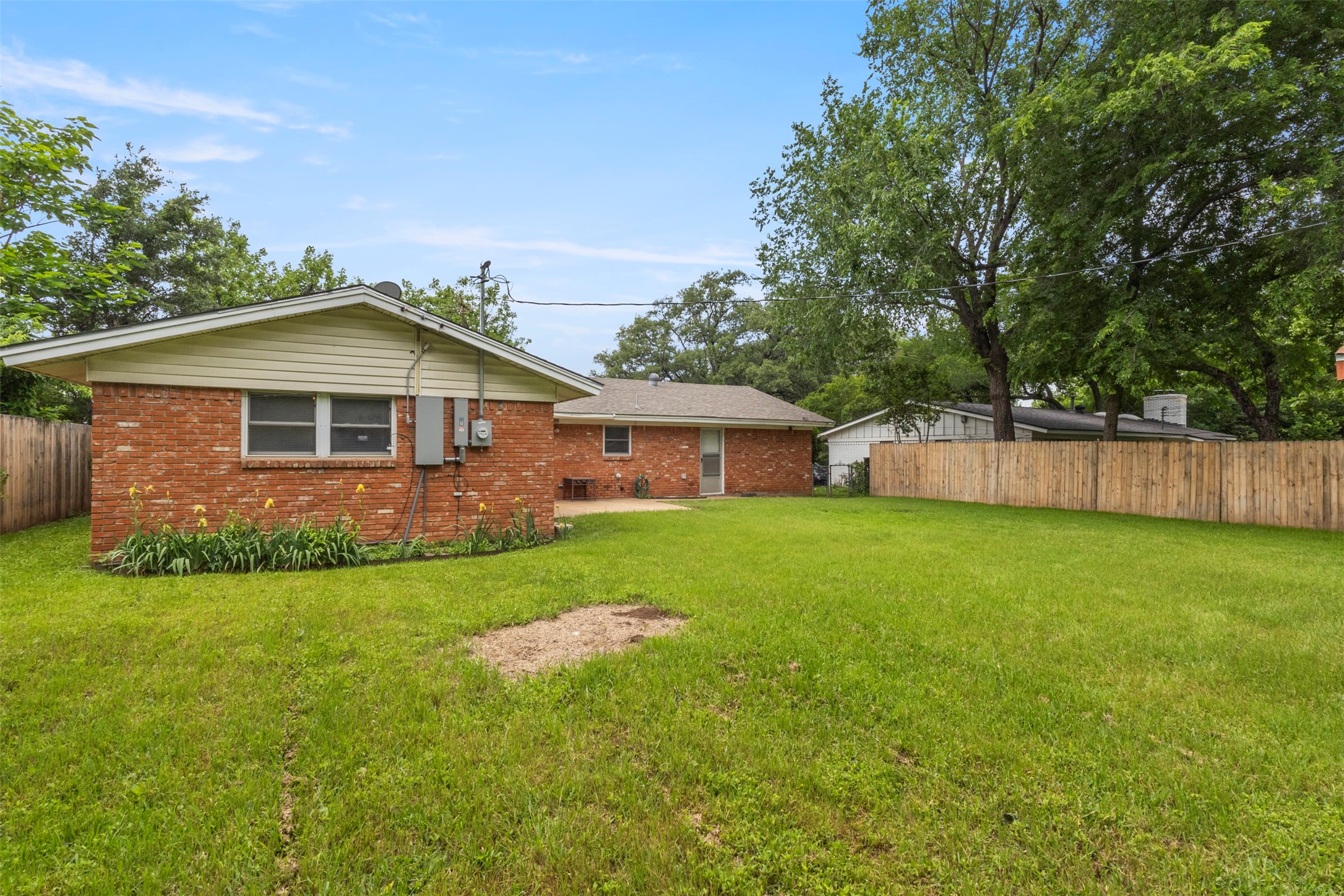1021 Blue Lake Fort Worth TX 76103