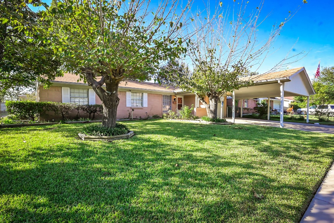 301 W Dorris Drive Grand Prairie TX 75051