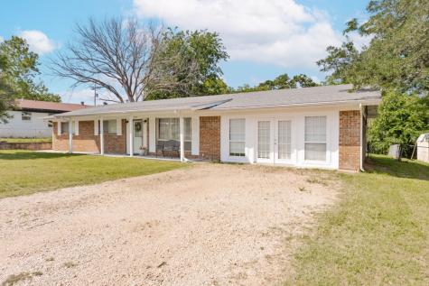 500 W London Street Bowie TX 76230