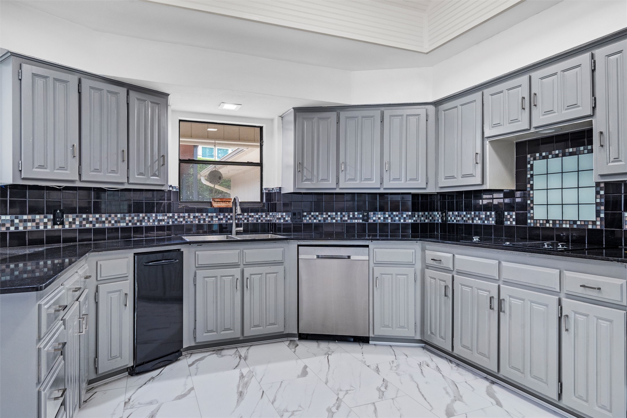 1908 Lakehill Court Arlington TX 76012