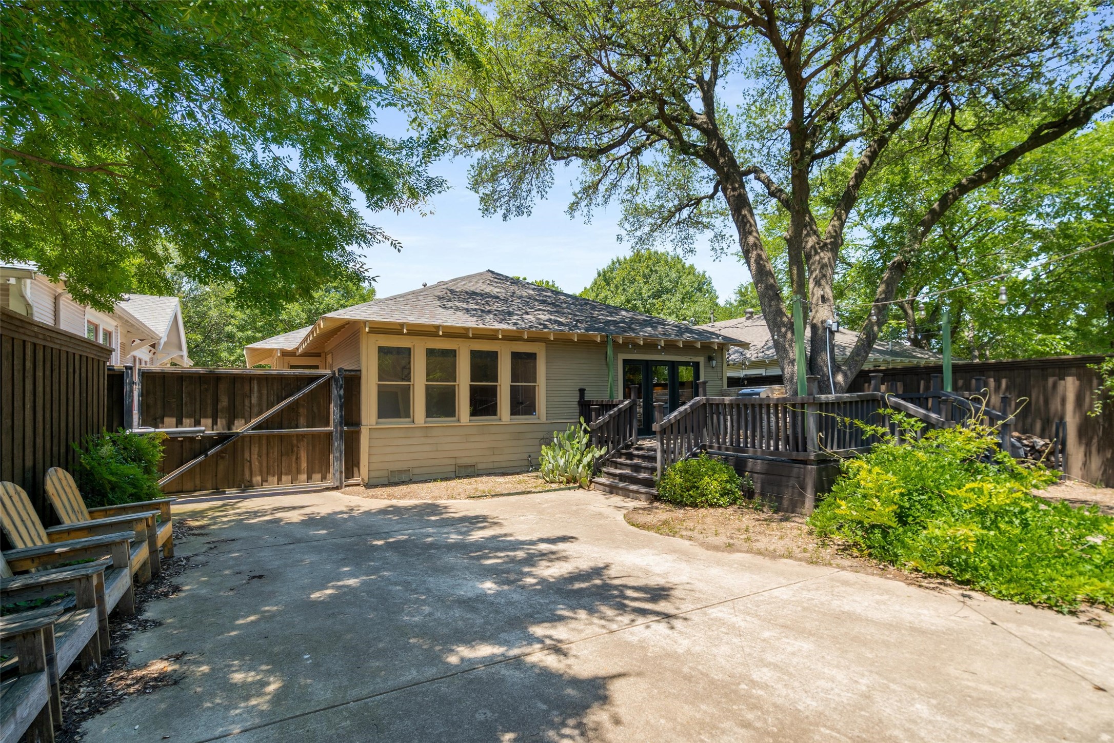 422 S Winnetka Avenue Dallas TX 75208
