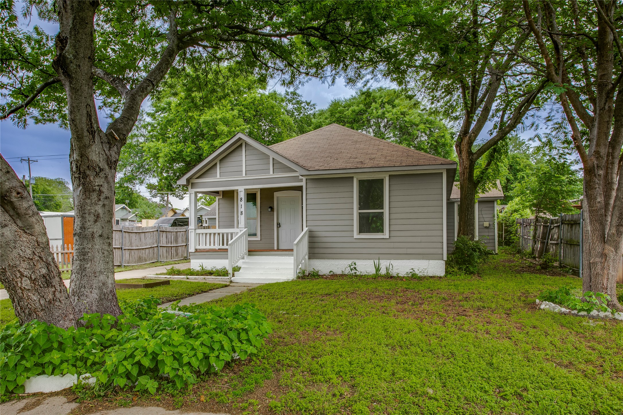 818 E Woodin Boulevard Dallas TX 75216