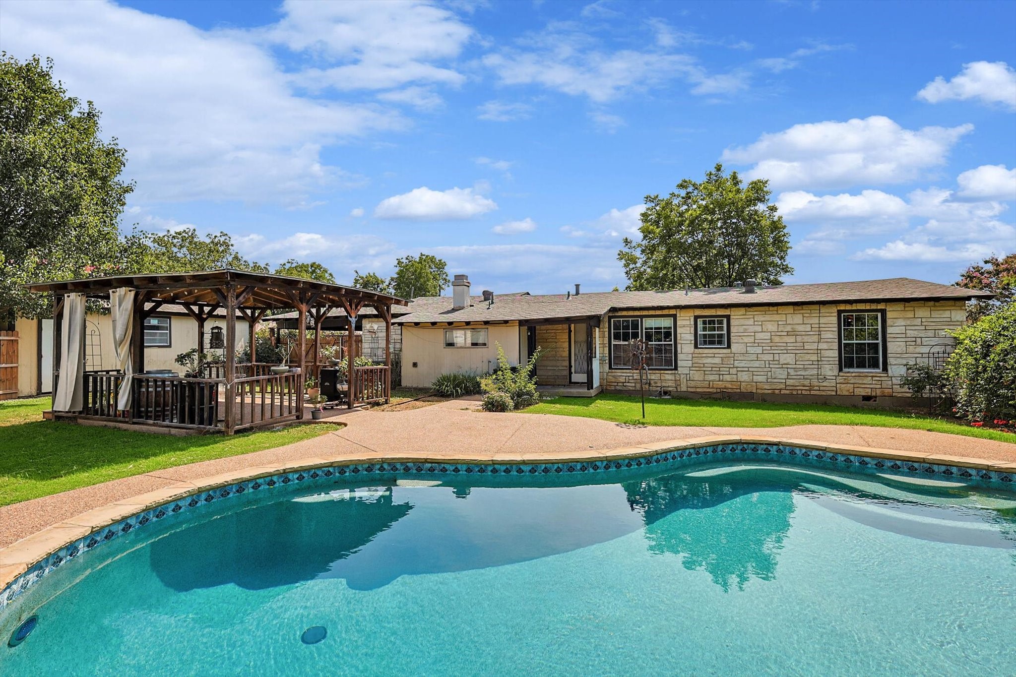 308 S Oak Street Crowley TX 76036
