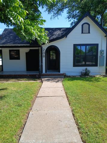 208 E 9th Street Coleman TX 76834