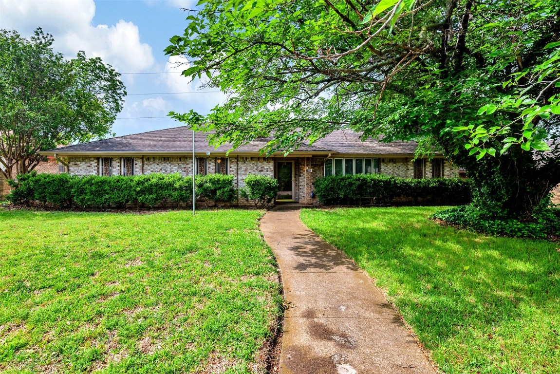 1026 Hunters Creek Drive Desoto TX 75115