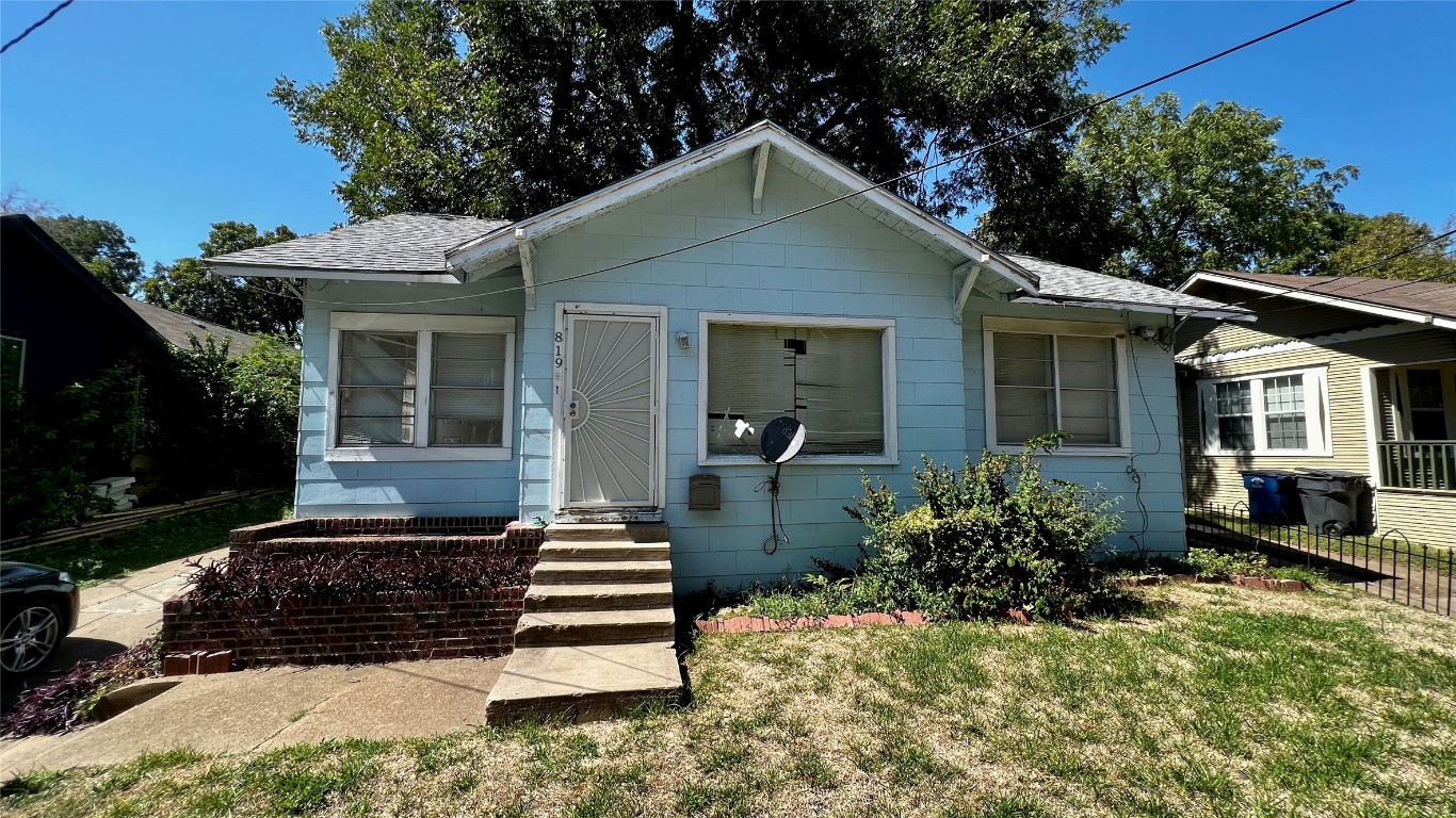 819 S Van Buren Avenue Dallas TX 75208
