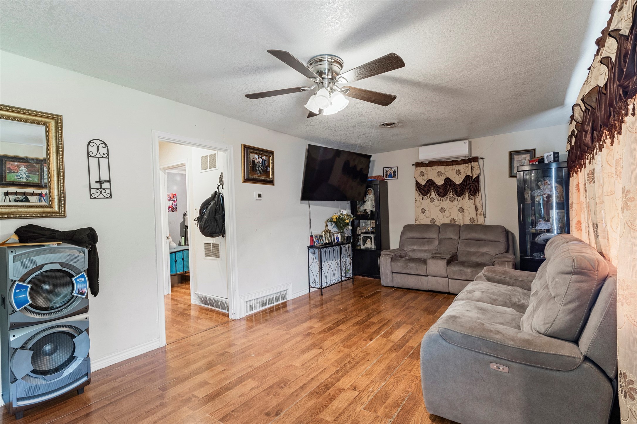 2211 Cloverdale Street Arlington TX 76010
