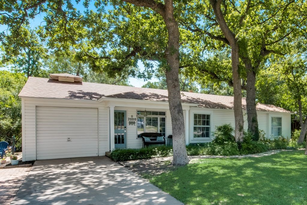 2000 Bluebird Avenue Fort Worth TX 76111